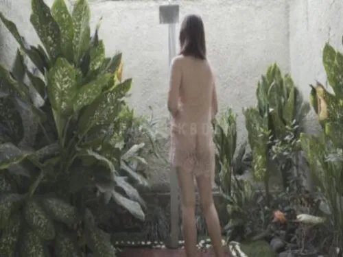 Persetan dengan kekasihnya saat dia mandi